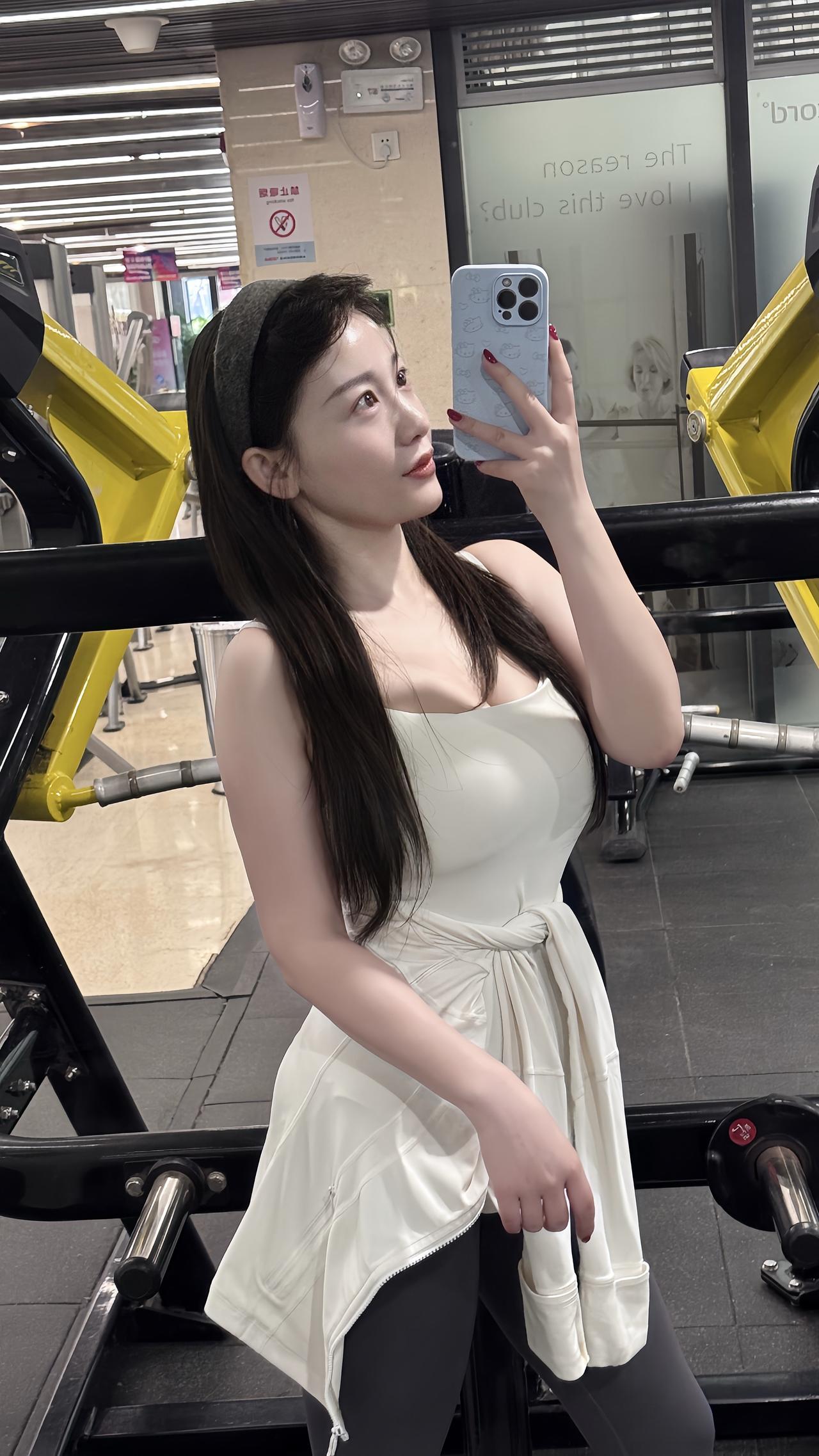 白羊座对镜拍健身日常ootd穿搭毫无训练痕迹