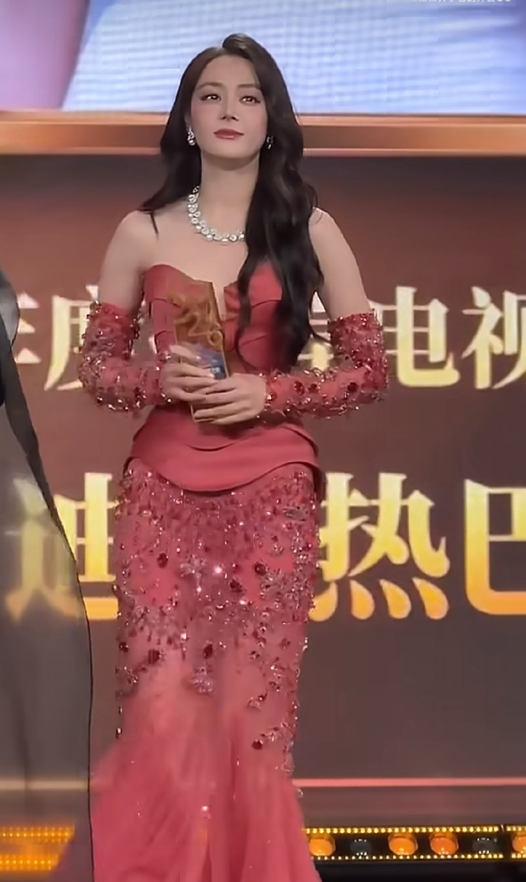 迪丽热巴这次拿奖，确实有点东西。不是那种常规意义上的“流量胜利”，而是实打实的“