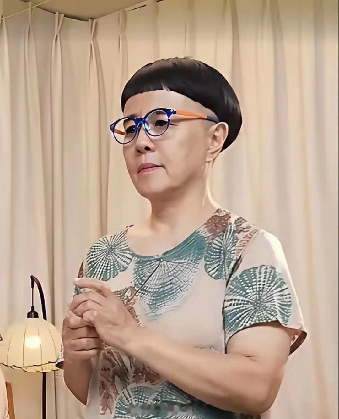 网友为金龟子刘纯燕，设计了新发型，与一直保留的锅盖头不一样，非常贴合年龄感！大家