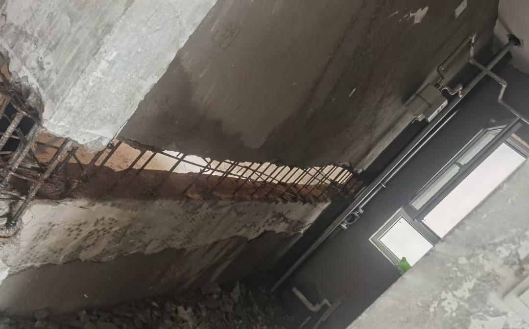 请教各位收房楼下发现这种问题楼下有不同楼层大概四五户发现承重墙有问题，会不