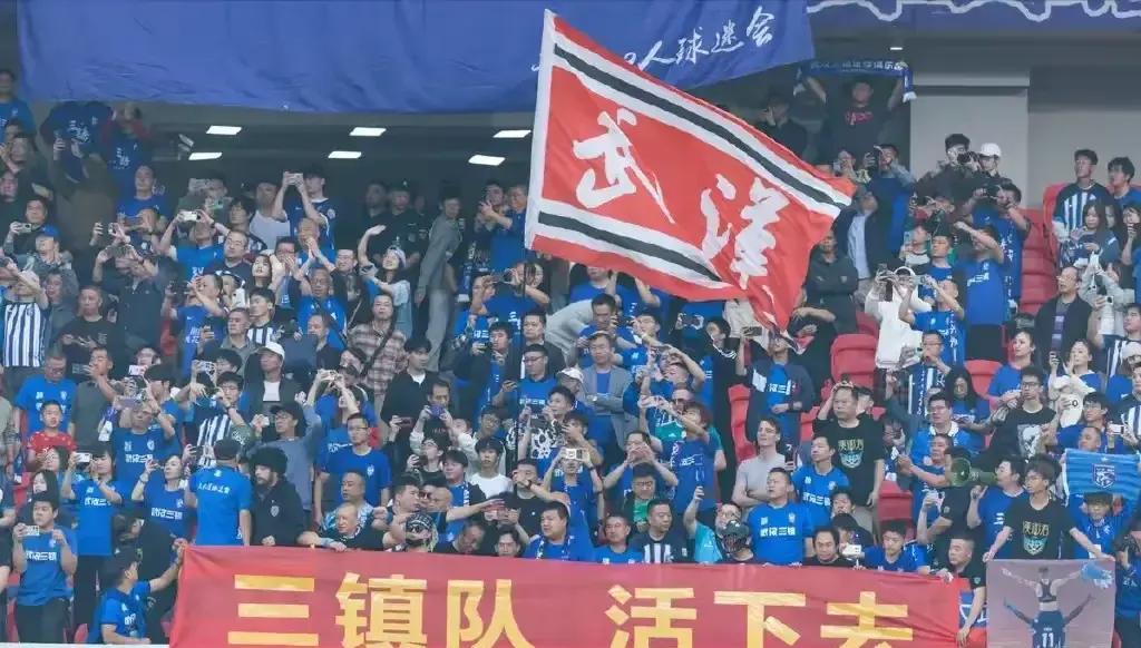 足球报：武汉三镇队近况及前景分析！由于中超联赛第十三轮，武汉三镇客场与深圳新鹏