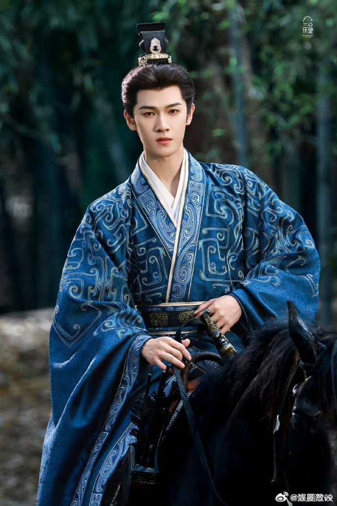 李昀锐骑马脸不抖冰湖重生李昀锐苦练马术没白费，骑马的时候脸稳得一批，妥妥的侠客本