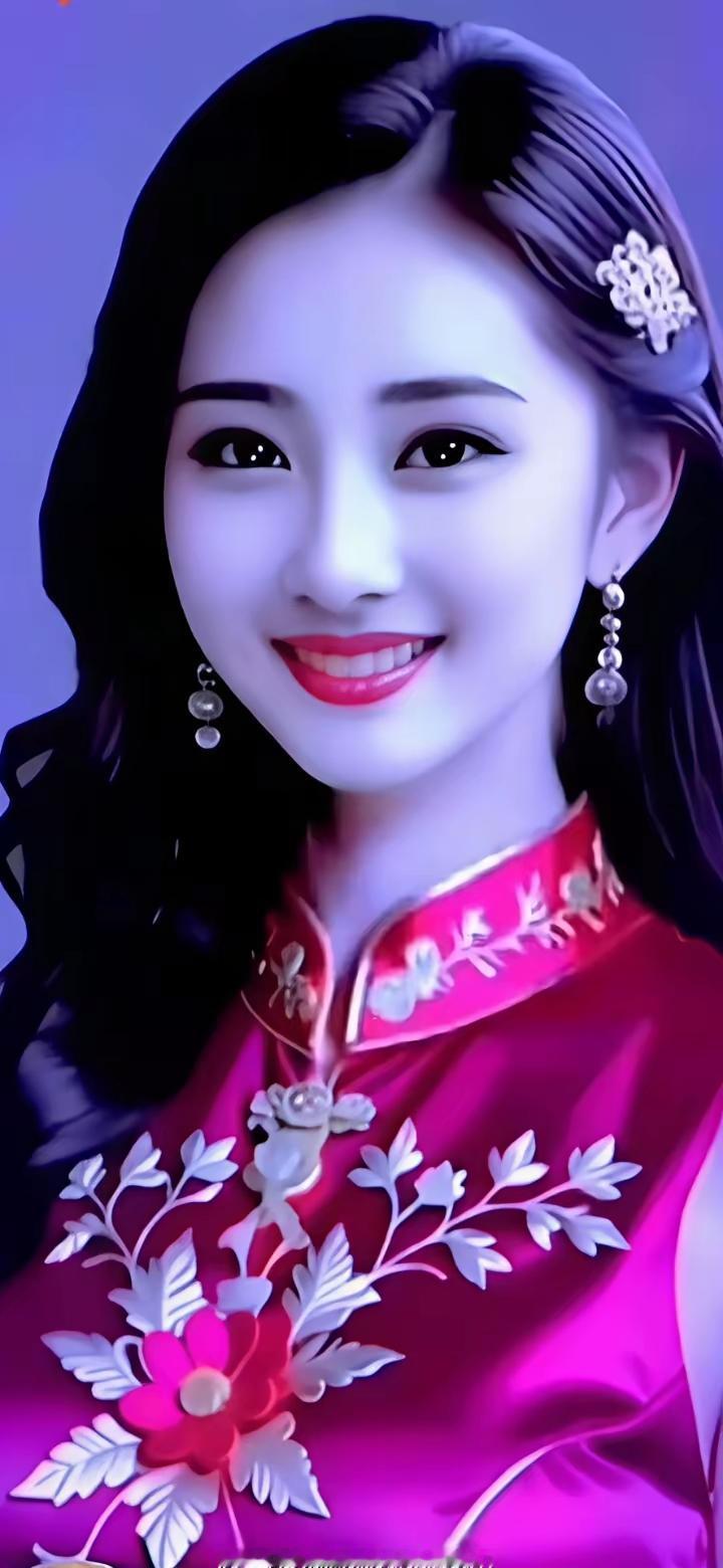 生活总有波折，像荆棘藏于花丛。但微笑是利刃，劈开困境，让阳光照进，温暖又明亮。