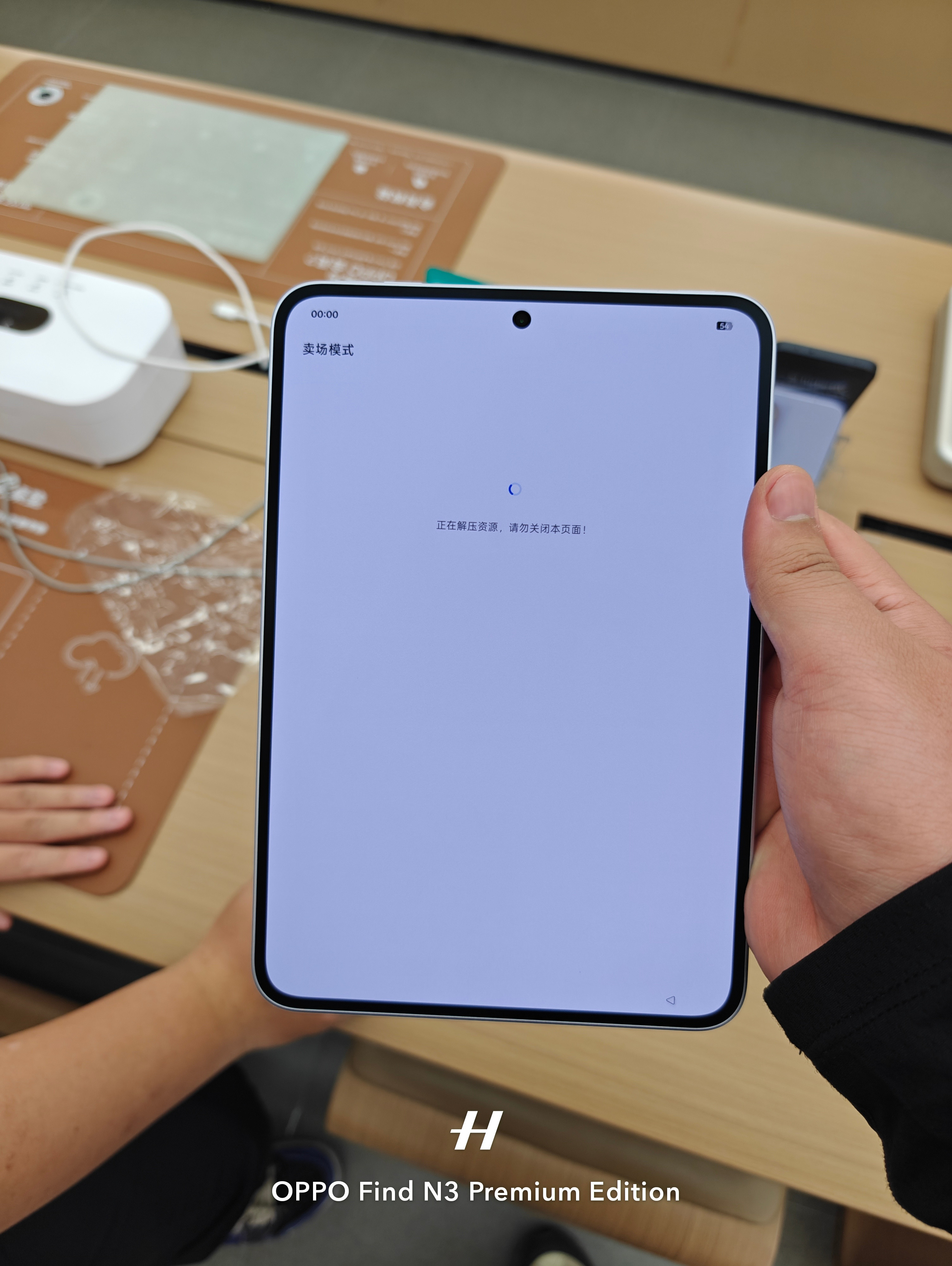 OPPO这个小板边框控制倒确实没话说，遗憾的是没有1TB版，最大仅512GB可选