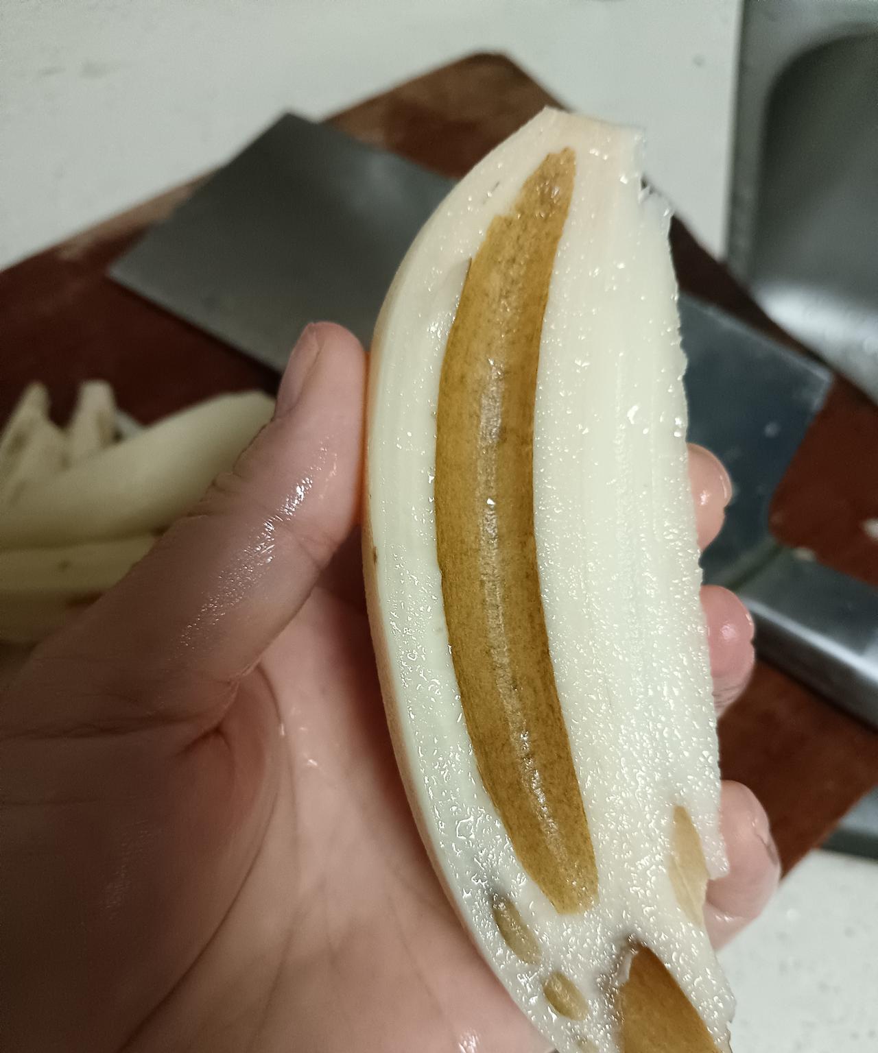 生锈的莲藕还能吃吗？今天去市场买了一节莲藕回来煲汤。看着新鲜的莲藕，切开却发现