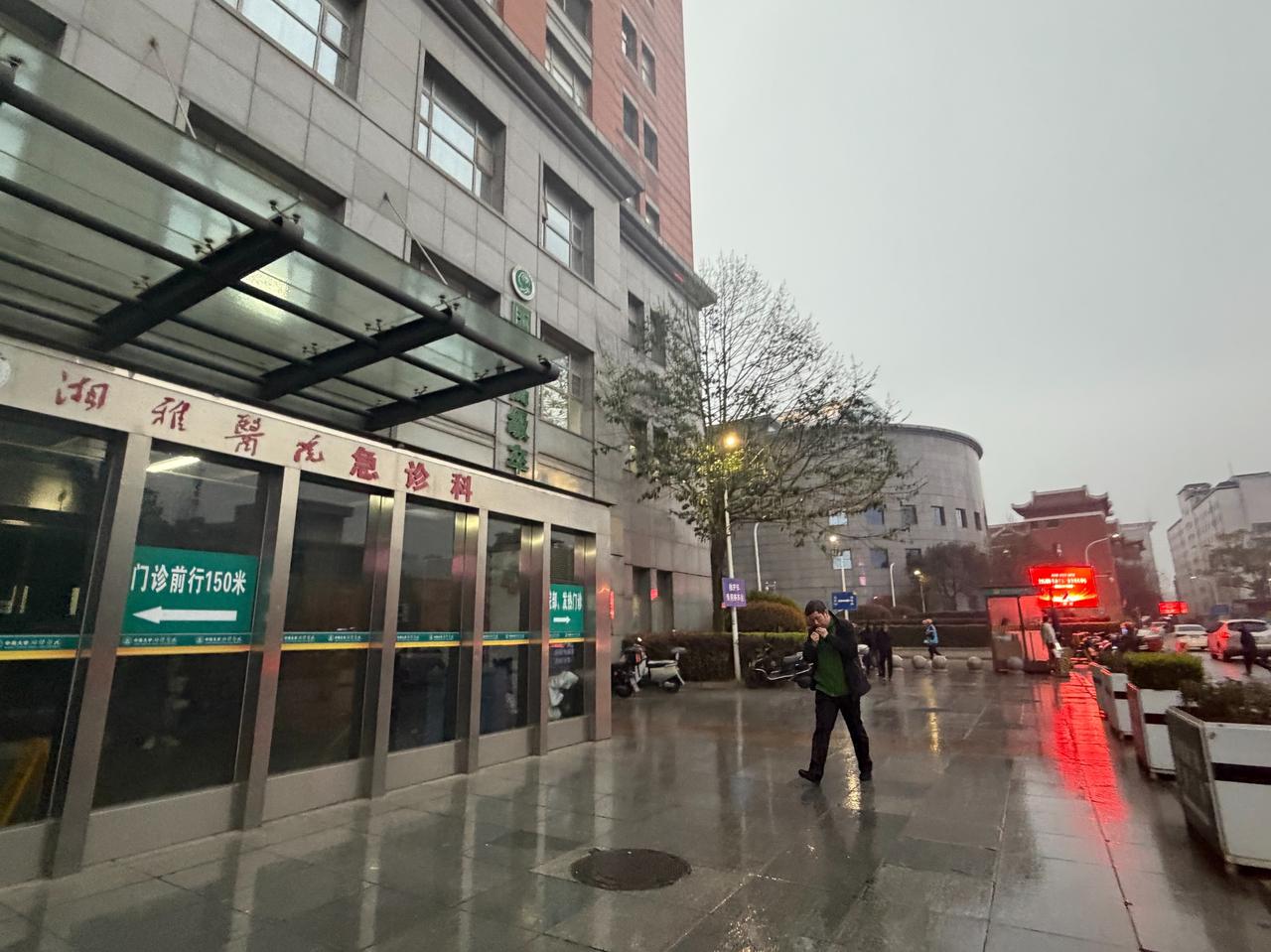 最近，为亲友频繁往返湘雅医院，在助人、解决各种问题的过程中，突然悟透了一个事：那