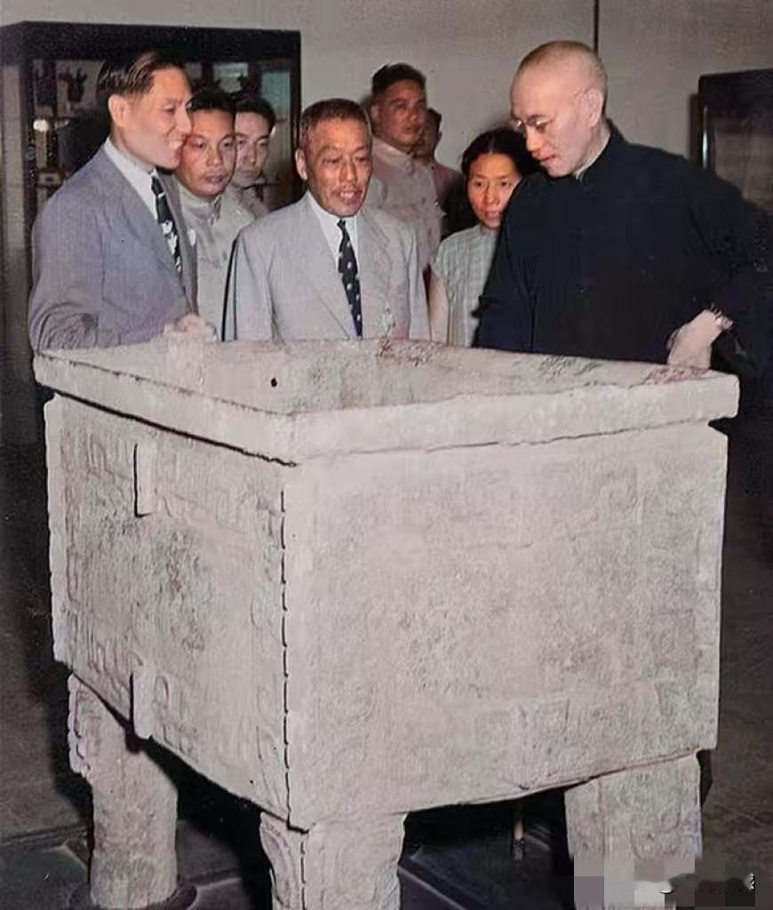 照片中的这个大鼎，就是有名的司母戊大方鼎，当年的老蒋对这个东西也是非常喜欢的，也