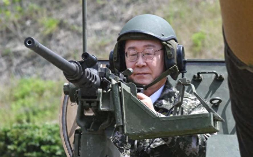 李在明担心的事，中方回应了，但有一句话说得很重 李在明穿着防弹衣、戴着战术头