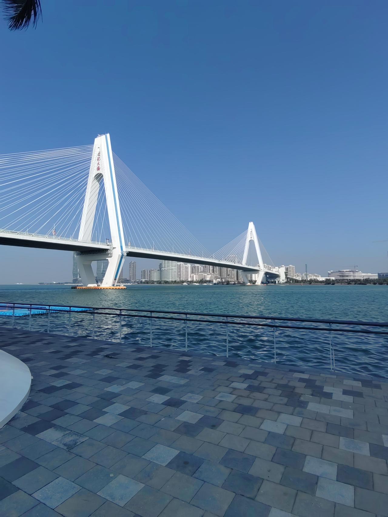 琼州海峡，为什么至今还在靠轮渡，而没有建成像英法海底隧道那样的跨海通道呢？既