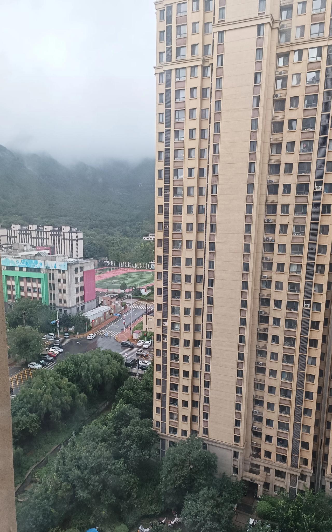 小区物业有个奖励制度，就是预交一年物业费送一桶花生油，预交半年物业费赠一提卫生纸