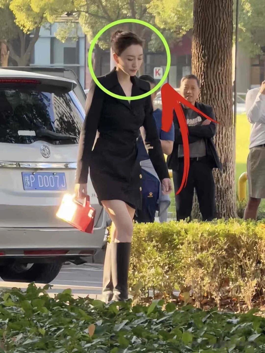 女神级别的就是不一样，就算是化着淡妆，也能美得出众，颜值和身材真的是太好了，完全