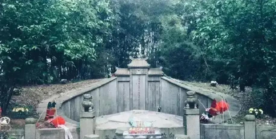 1977年，左宗棠的坟墓居然轰地一声就被炸毁了，远在新疆的王震听说之后勃然大怒，立刻联系了湖南省委，