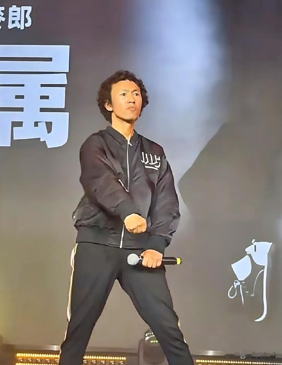 国际巨星庞麦郎今晚8点40在浙江绍兴开唱！开场就是经典歌曲《我的父亲是瓦匠》。这