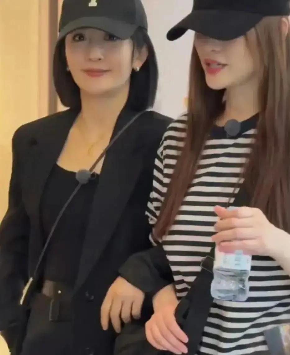 李小冉谢娜逛街！这两个居然是闺蜜！[呲牙笑][呲牙笑][呲牙笑]#李小冉谢娜#