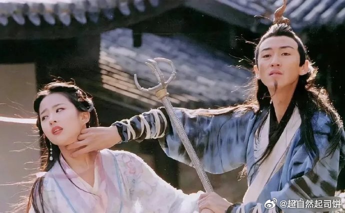 刘亦菲往后一仰不就脱身了吗？