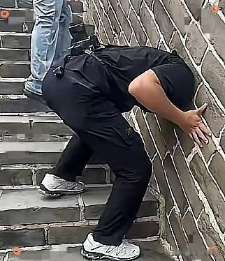 10月5日八达岭长城这一幕，看得人哭笑不得。一名男游客一时好奇，把头探出城墙洞口