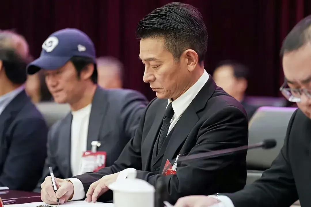刘德华亮相新闻联播，官宣影协副主席新身份，这一步走得稳当漂亮六十四岁的刘德华，
