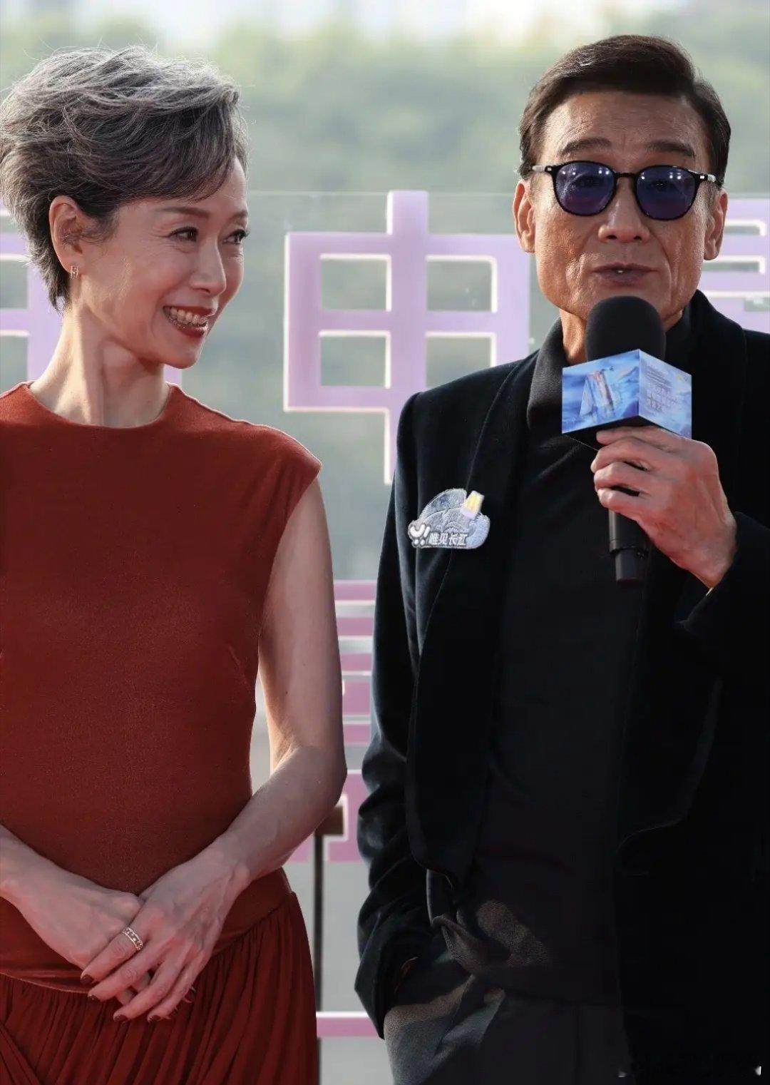 张家辉叶童同框亮相电影大数据荣誉之夜,叶老师一袭红裙太优雅了,美得超惊艳,张家辉