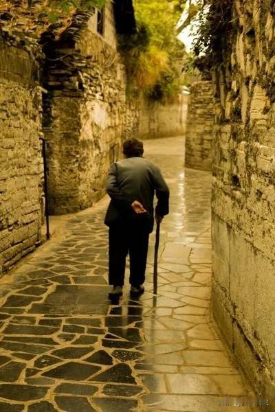 河北秦皇岛，男子几年没有联系自己90多岁的老母亲，在女儿给父亲扫墓时，才得知老母