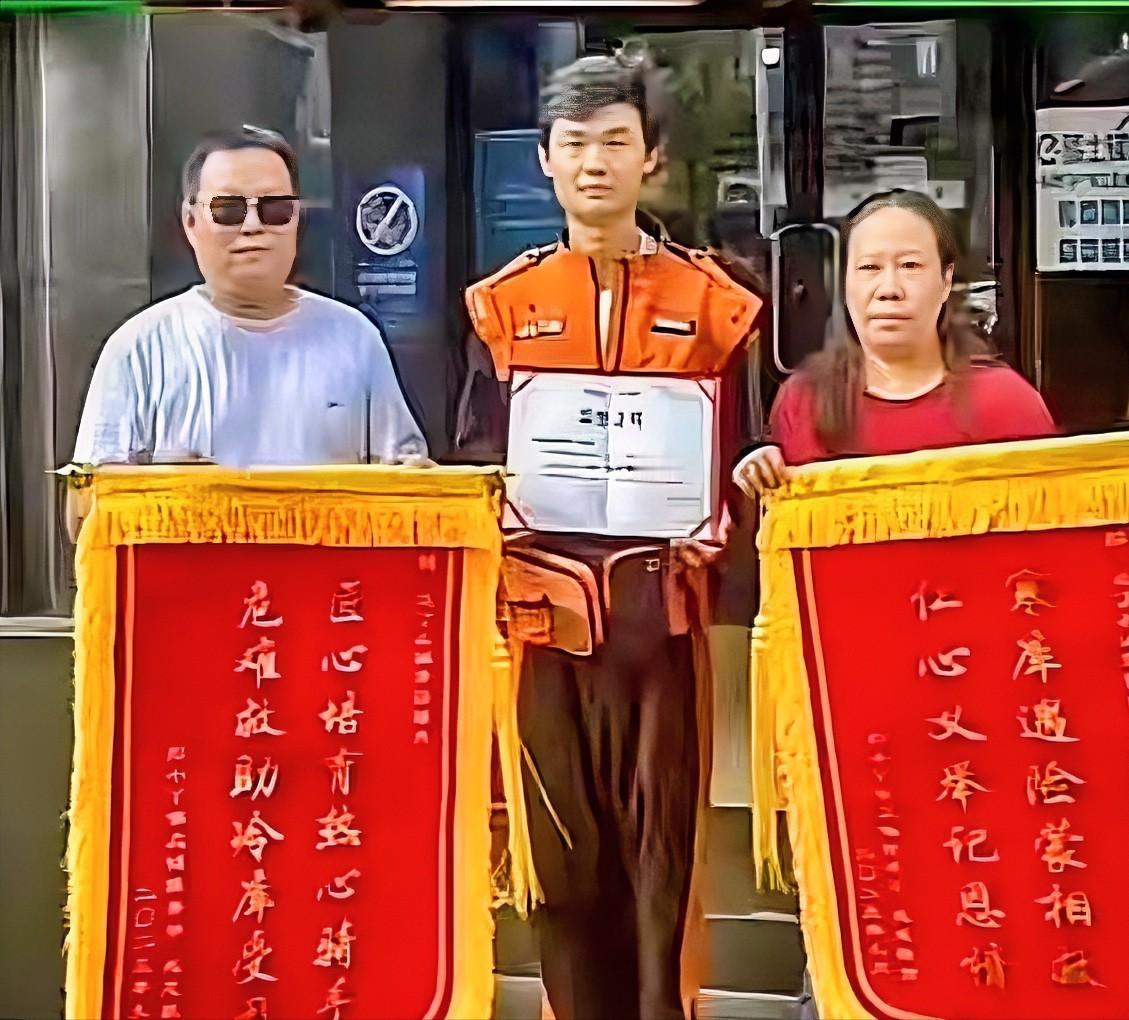 外卖小哥刘旭，就想找个墙角抽根烟。他怎么也想不到，这根烟的工夫，会有一个女老板冲