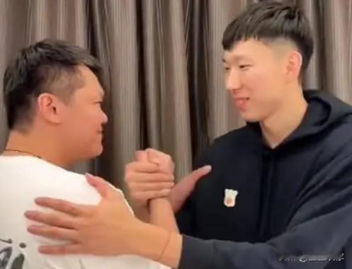 懂的都懂，朱芳雨当年的操作争议拉满。没提前和易建联沟通，就签下仅有一赛季使用权的