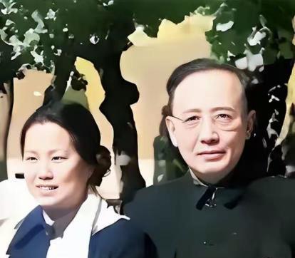 1978年，郭沫若因病去世不久，他妻子于立群突然自缢身亡，原来她在整理丈夫遗物时