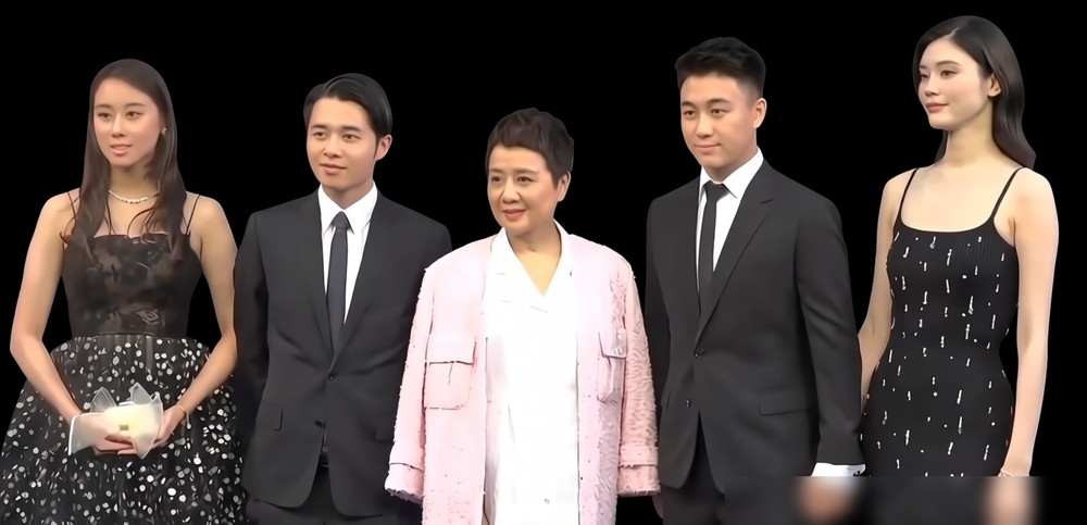 奚梦瑶脖子上那22只龙凤镯，晃得人睁不开眼。梁安琪把早年收的澳白珍珠、红宝石项链全掏出来了，一件件往