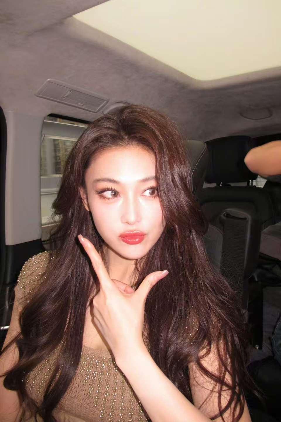 张馨予本就属于浓颜型美女，这次出镜她化着烈焰红唇妆容，简直将她的五官完美展示出来