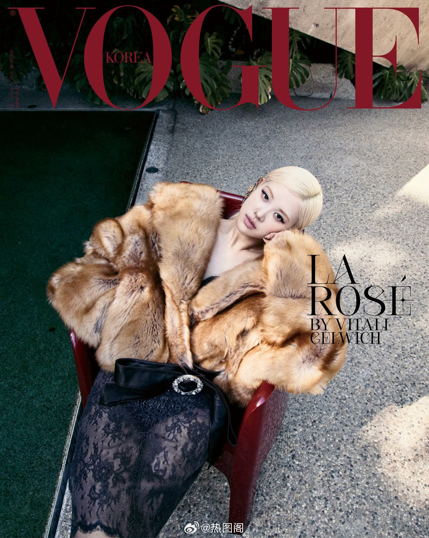 Rosé朴彩英出镜VogueKorea七月刊封面写真，依然是圣罗兰女郎