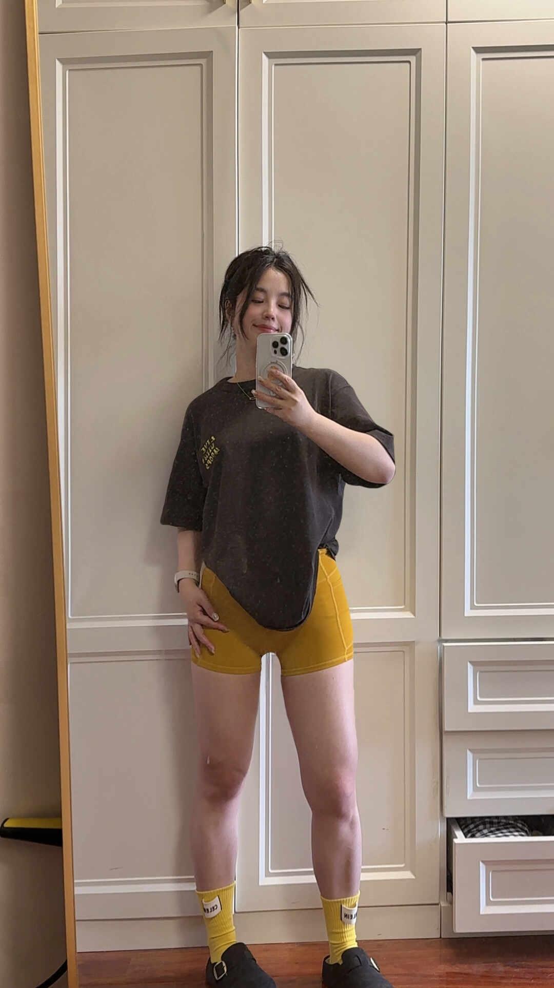 运动女孩儿的对镜自拍🤳棕色➕黄色绝配健身穿搭健身毫无训练痕迹喜欢