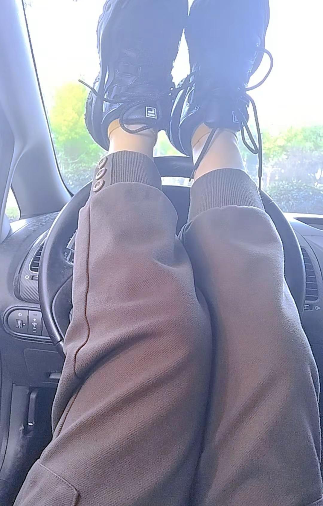 FILA老爹鞋，丑得让人不敢直视，却穿得人脚底生风。巴黎街拍一炸，Vogue直