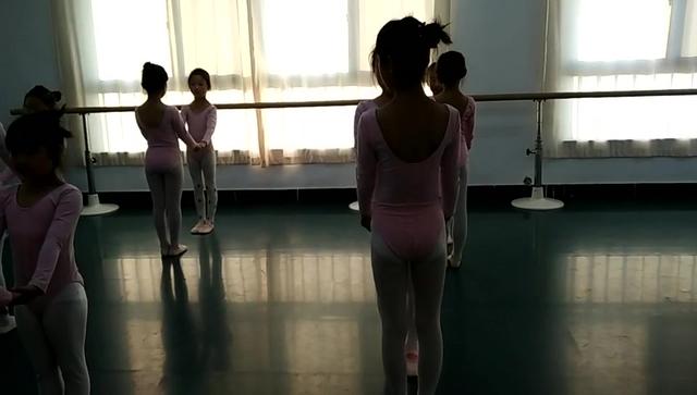 幼儿舞蹈《小木马》范舞 中国舞考级成品舞-3