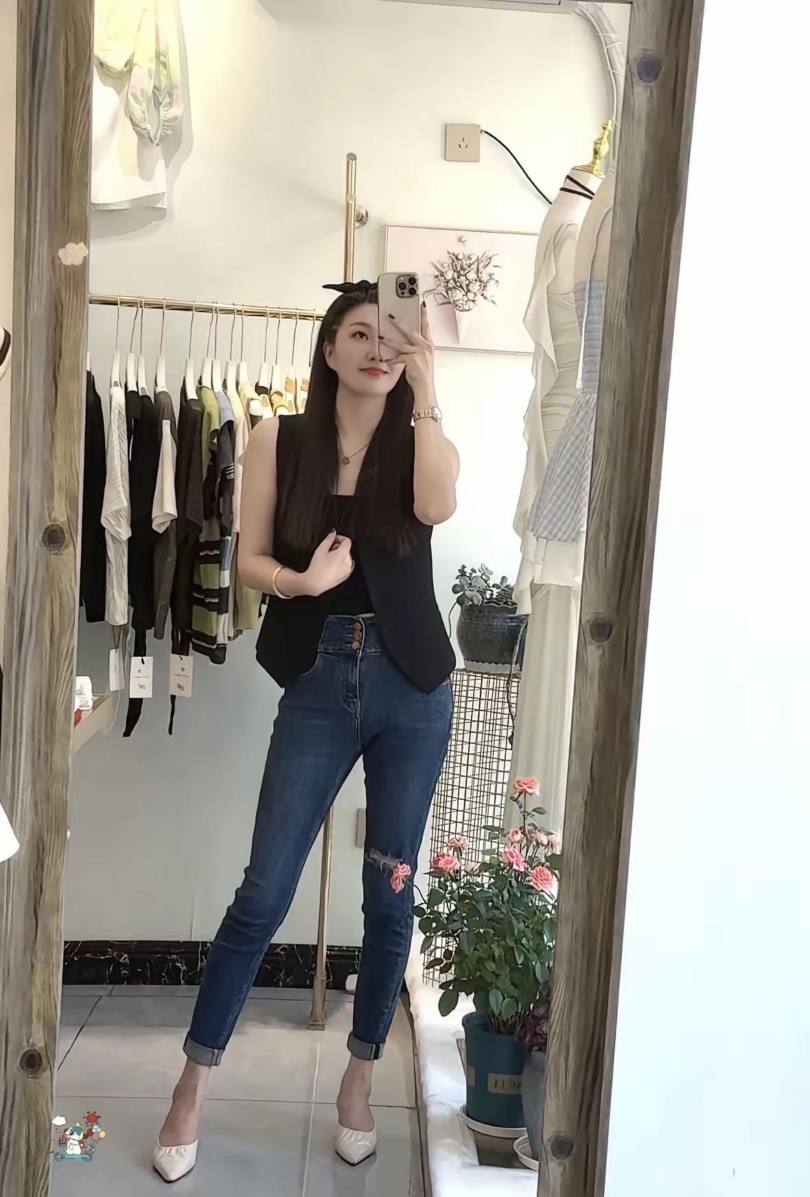 孩子都有两个了，还是喜欢臭美！不怕别人笑话吗？