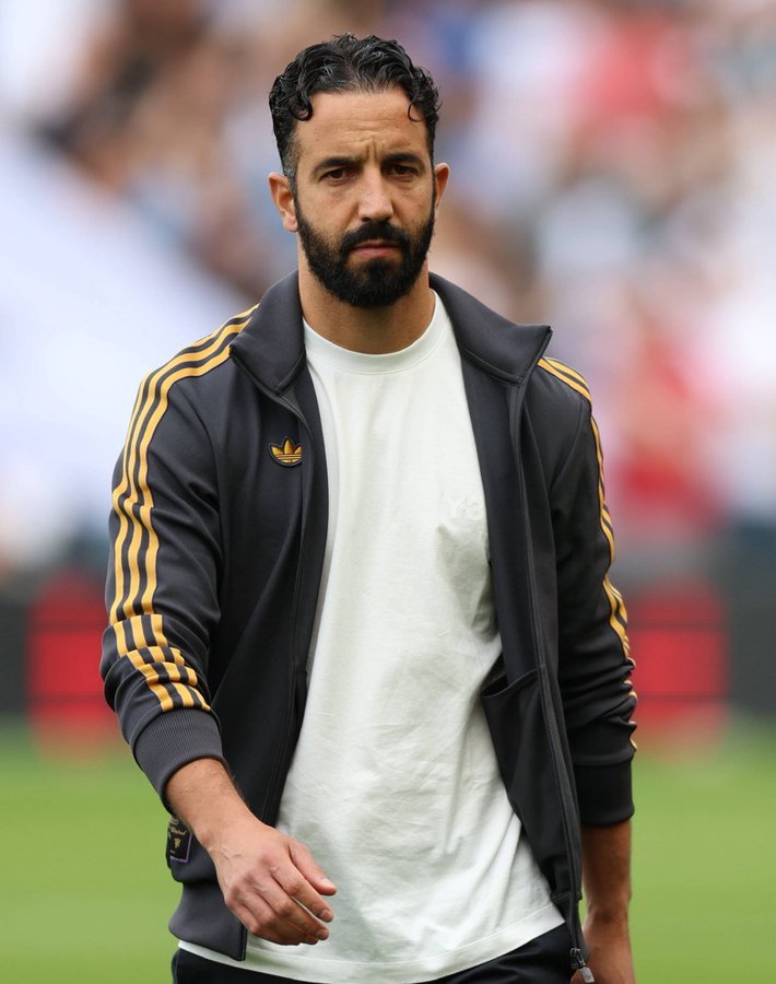 阿莫林谈及球队防守这取决于你的战术安排。有些球队会使用四名中后卫。我们用三名，其