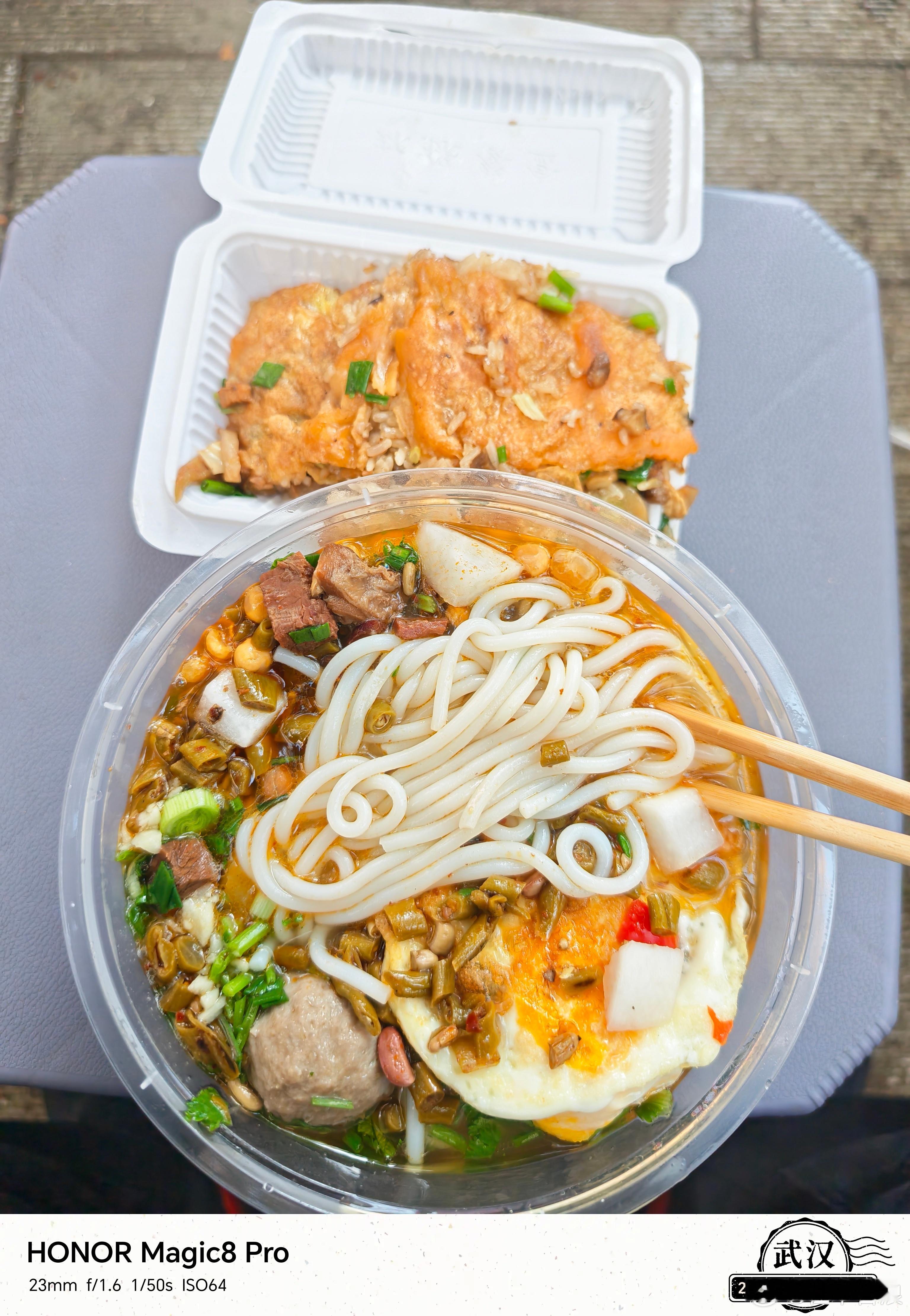 每次去南方，都要吃米粉，武汉的牛肉粉配糯米做的三鲜豆皮，热热乎乎的一碗下去，到下