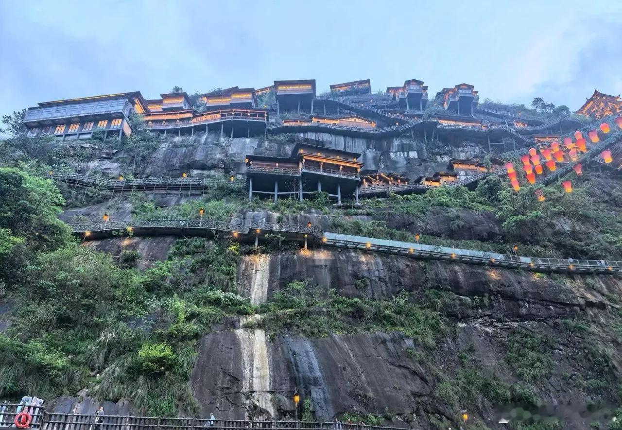 a股每一轮牛市，都有一个规律，那就是月线主升浪，叠加场外资金搬家，散户跑步进场！