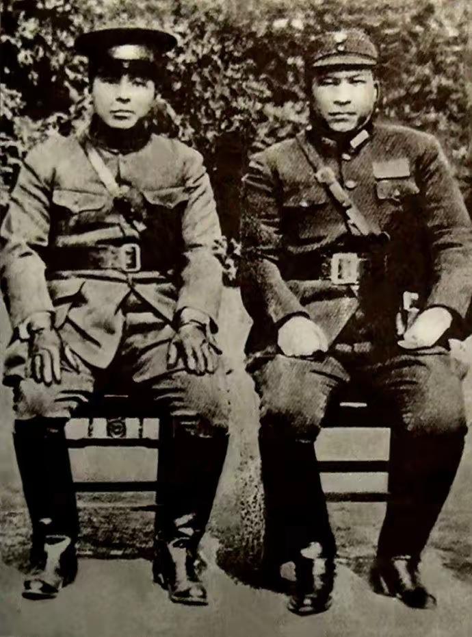 🌛1936年12月12日，张学良给洛阳的炮兵旅长黄永安发去密电，让他马上封