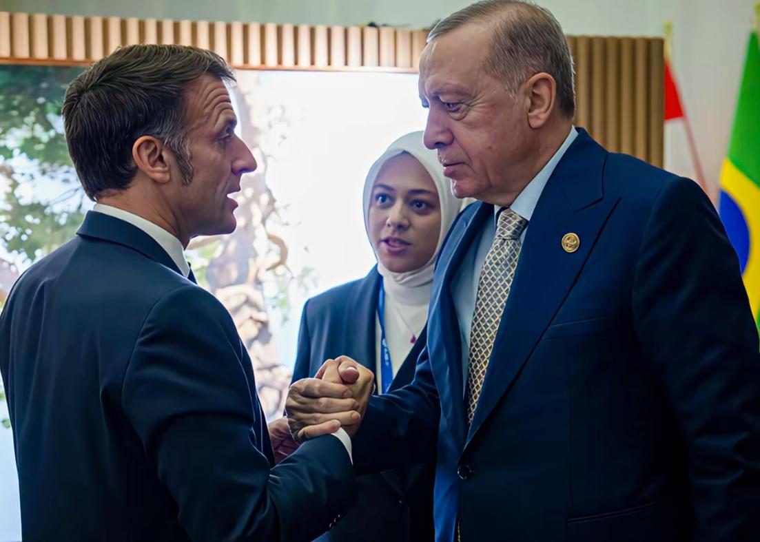 埃尔多安边上这位女翻译是不是颜值挺漂亮啊？不仅有很强的语言天赋和实时翻译能力，