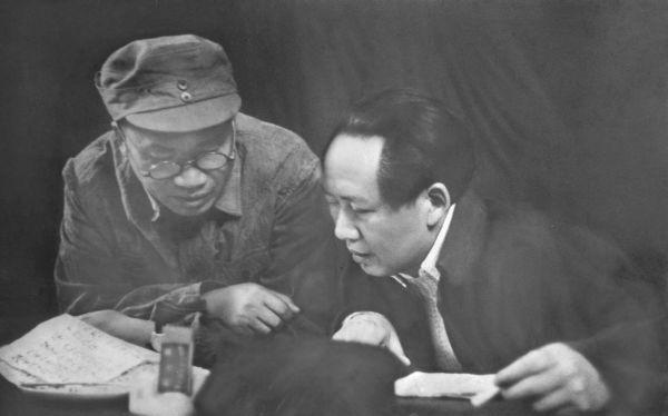 50年代初，党中央将广西省会定在南宁，张云逸便向主席抱怨，说：“去北京开会，得绕