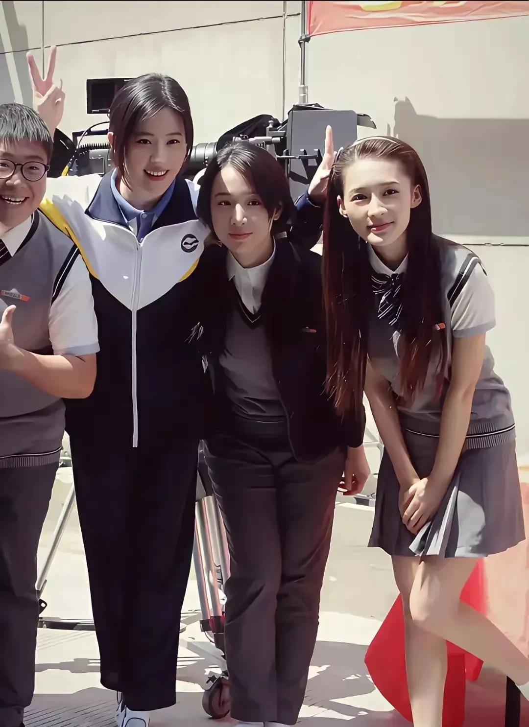 这四位美女，李沁确实美的突出，李沁的美超越了刘亦菲，李沁的笑容特别甜美！李沁皮肤