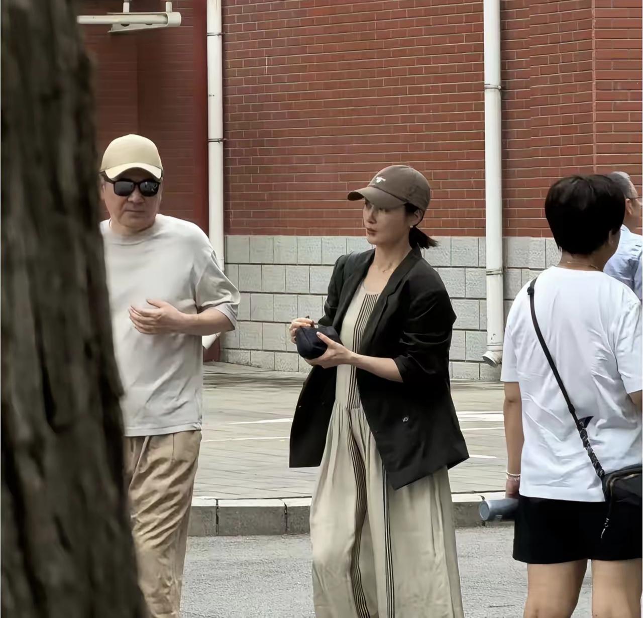 陈建斌蒋勤勤夫妻在儿子毕业典礼上，真的很自然，不会因为自己是明星夫妻，就带口罩，