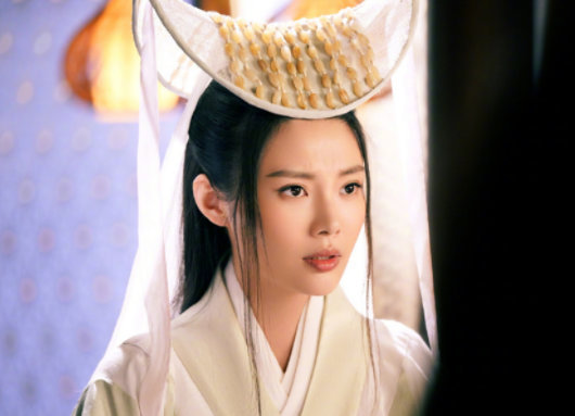 徐冬冬cos嫦娥徐冬冬cos嫦娥而且还能够和小兔子贴贴，很少能够看到咱们姐姐