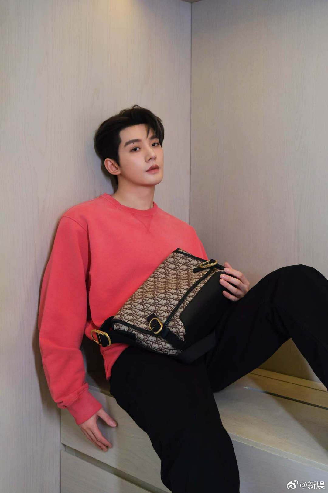 邓为切换模式中邓为西瓜红卫衣一身西瓜红卫衣的邓为，真如暖阳初生般温柔~打算切换什