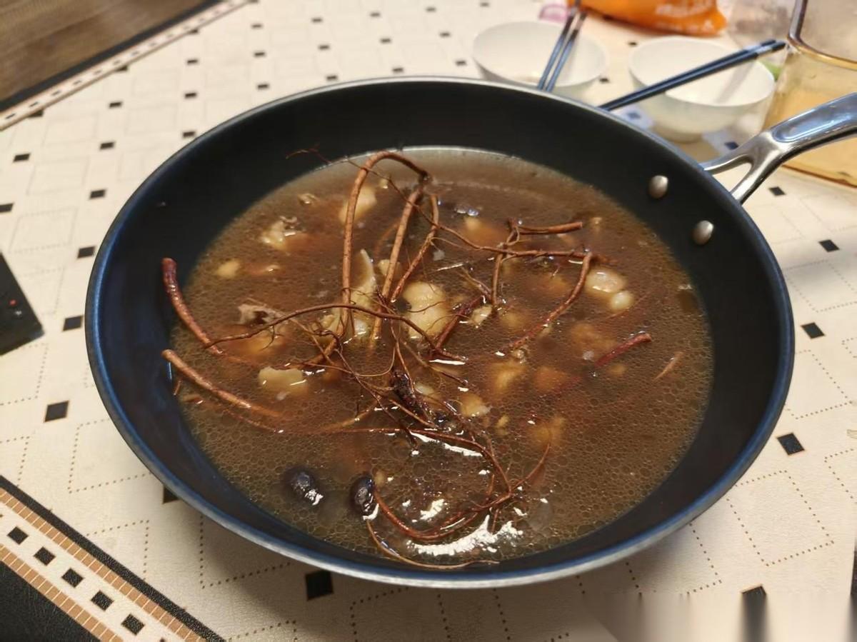 莫氏鸡煲爆火昨晚我在家也做了道仿制菜，无非是什么五指毛桃，红枣这些。网上早就公