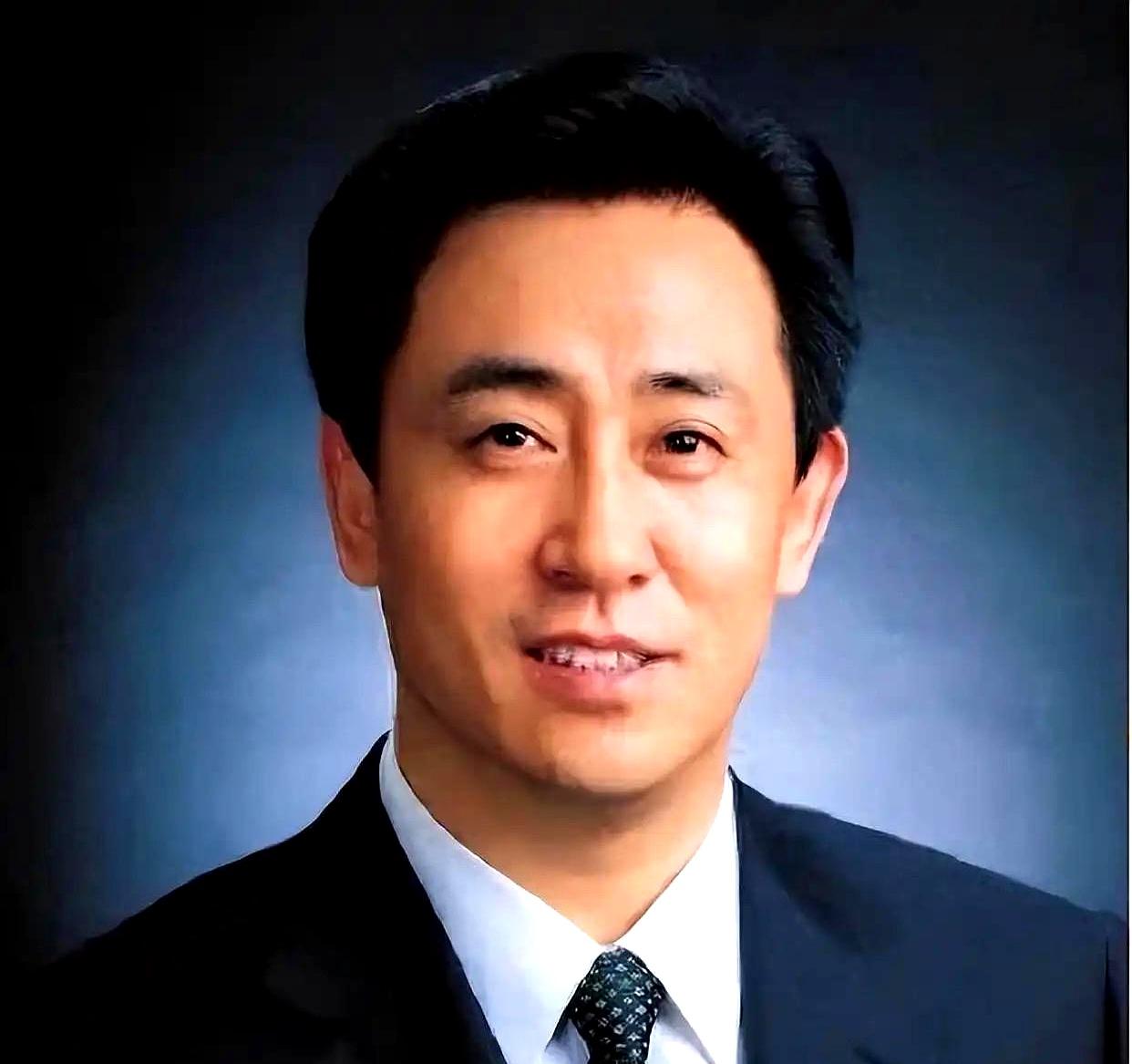 一个兜里连1分钱都掏不出来的人，真能去谈一块要几百万、上千万的地？许家印当年还