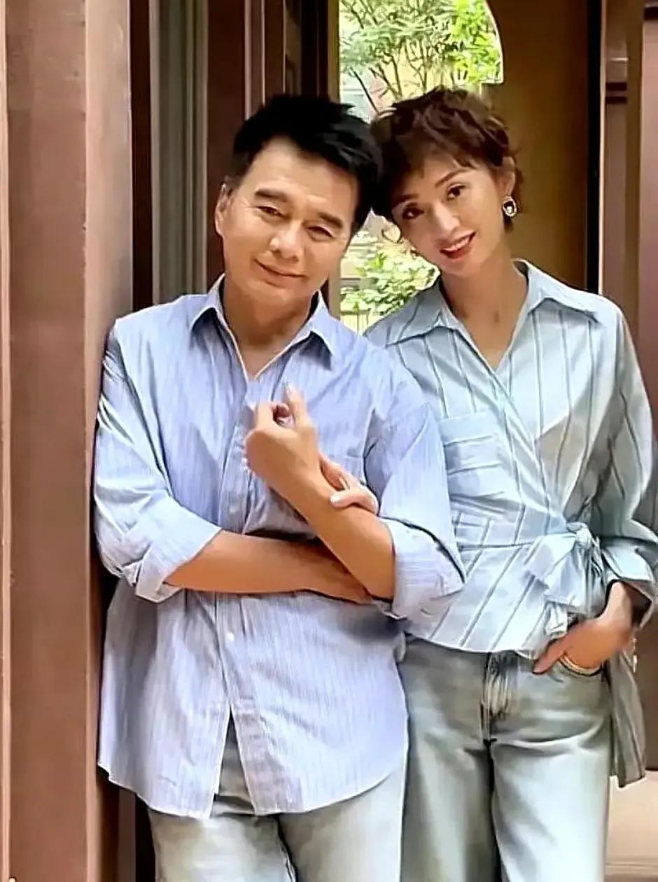 许亚军竟然舍得和何晴这大美女离婚，他俩是因戏生情，在拍摄电视剧《风荷怨》时相识并