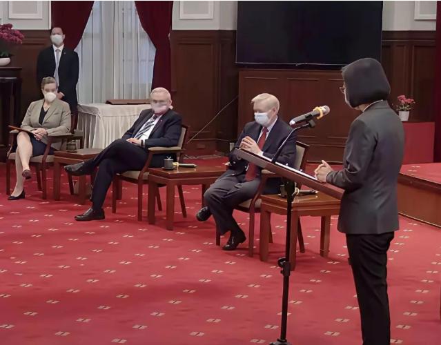 什么是真正的国家尊严？现在连台湾省的同胞都看得明明白白：有时候，一个小小的坐姿，