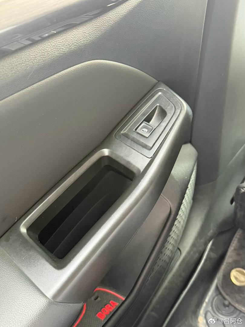 坐多了电动车，下意识思考了一秒钟：这是不是降窗户的按键？别是开门按键