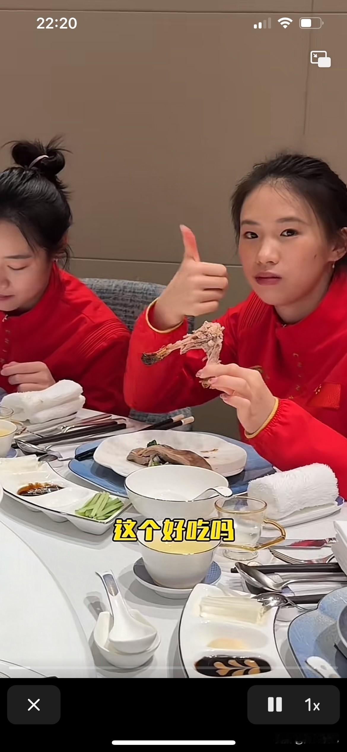 陈芋汐老师也开始不装了，该享受的就尽情享受，能吃就尽量吃，反正现在没有比赛，多吃