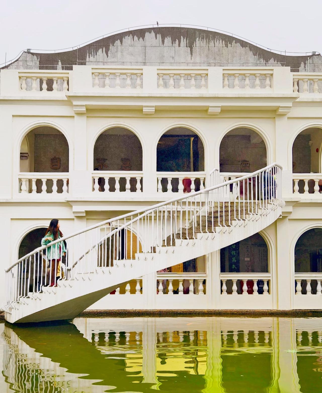 社会学家说“男人应该好好的爱自己，自己男人的一生都非常悲惨，社会不允许男性无能